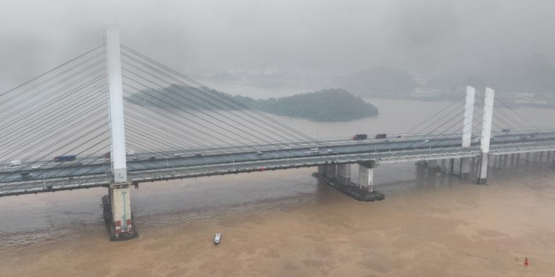 广东佛山九江大桥防撞墩受船舶擦碰，船只淹没